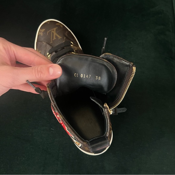 Louis Vuitton leather sneakers
EU 38 - Picture 6 of 7